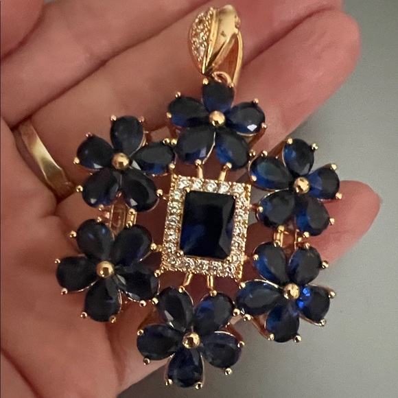 Elegant Asian Style Yellow Gold plated and Blue cubic diamonds Floral Pendant - Picture 3 of 6